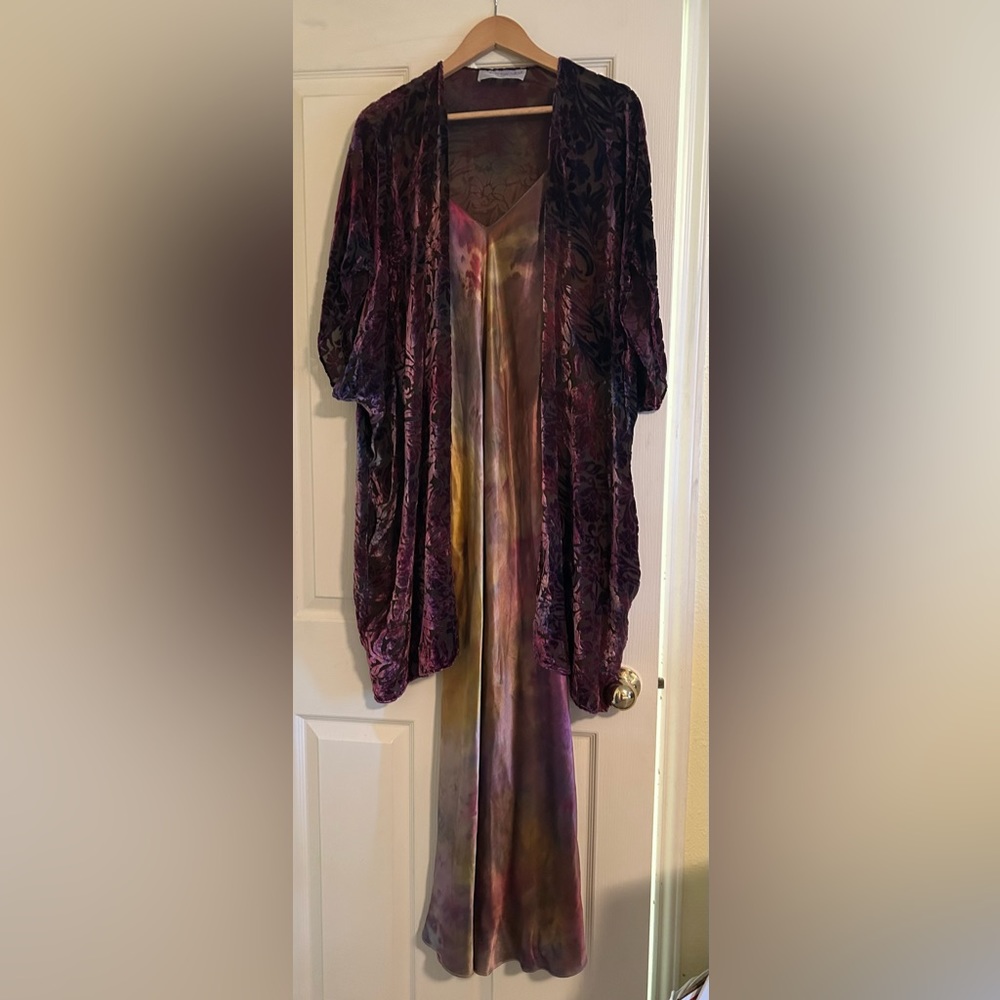 Gorgeous marbled 100% silk sheath with jacket. Size M.